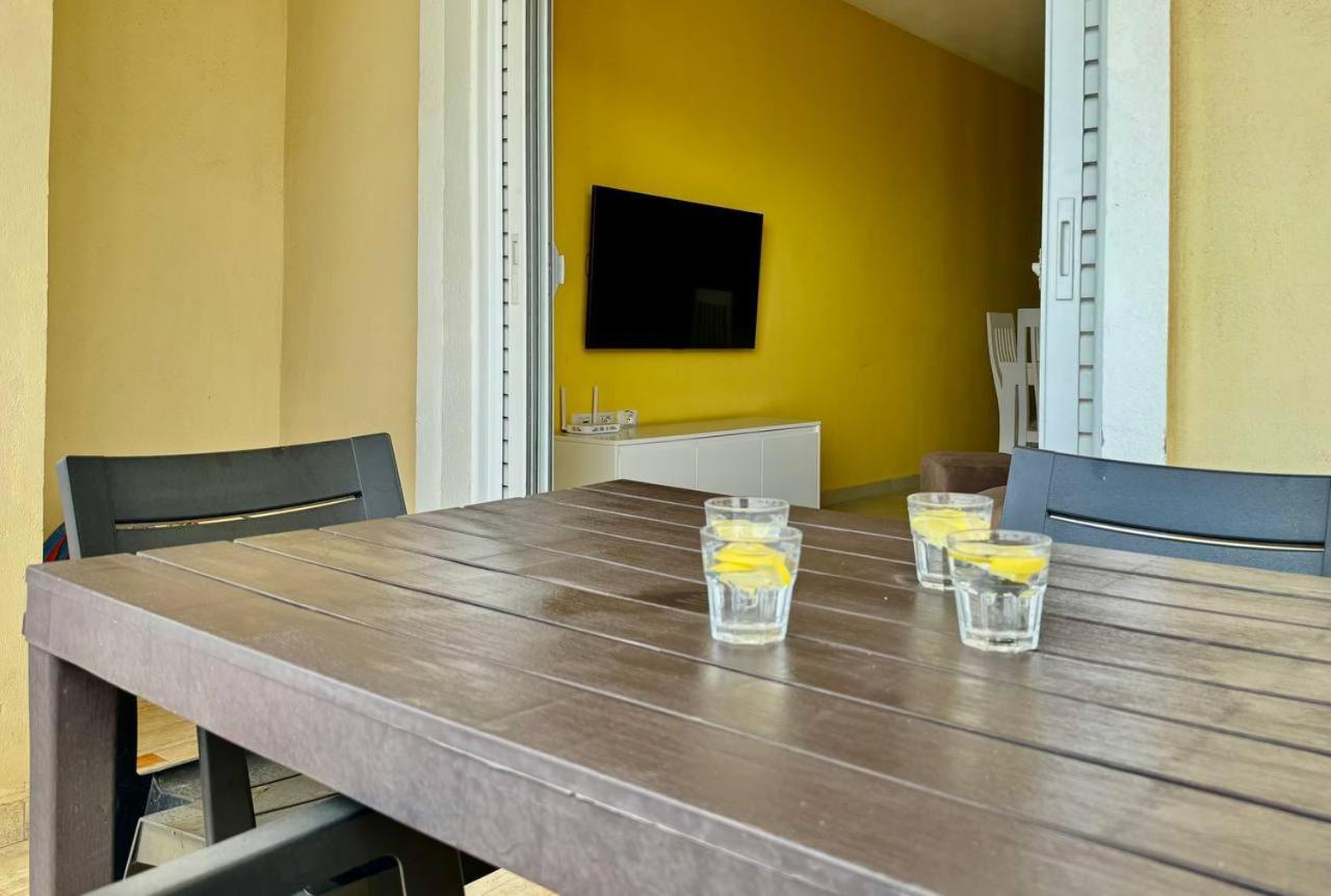 Colorful Sea View Apartment Sarande Exterior photo